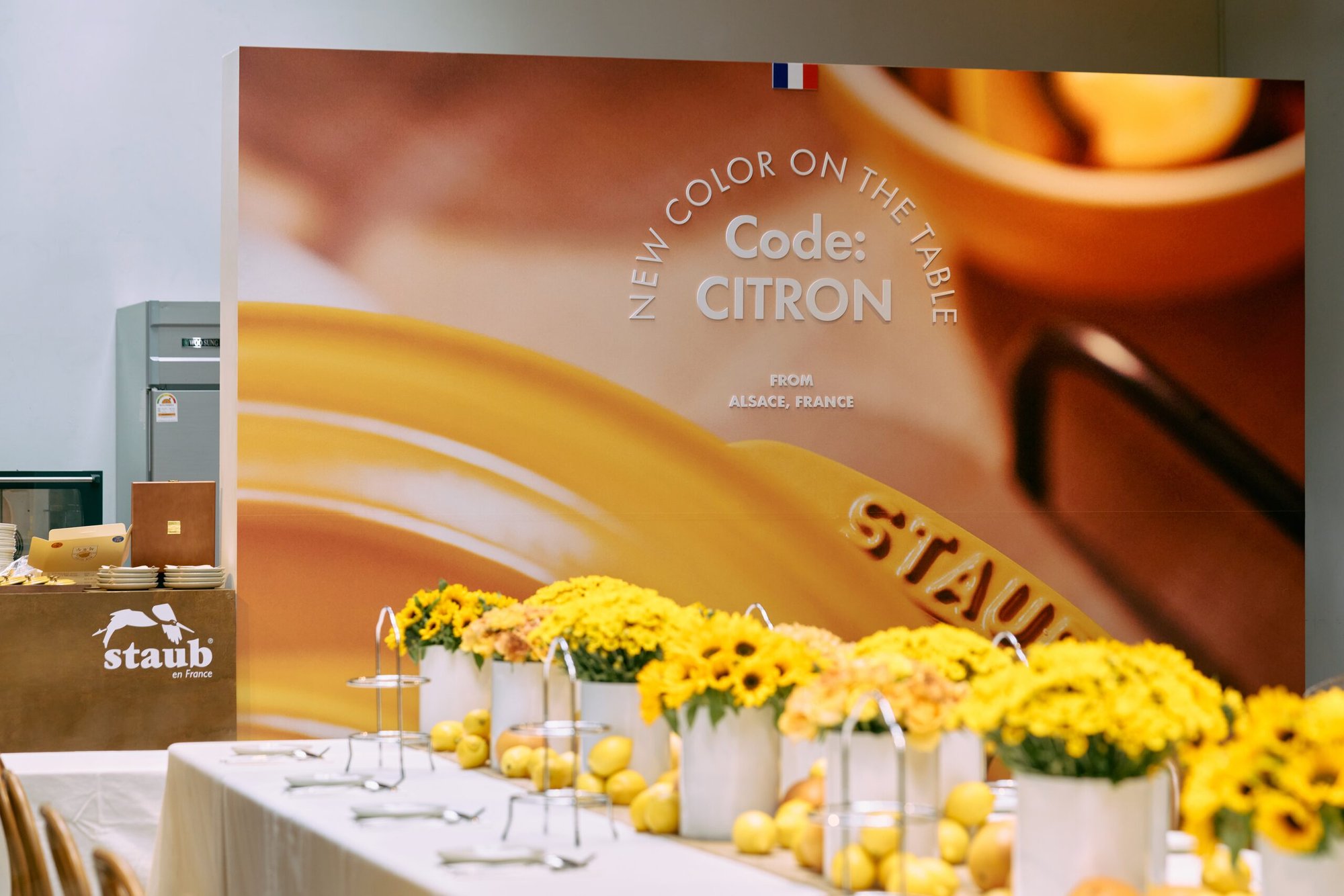 Code: CITRON — 뉴컬러 '시트롱'을 전면에 내세운 메인 그래픽 월